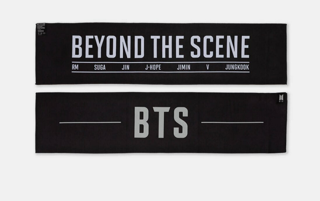فقط 4 قطع) ... تسليم فوري) BTS Official Goods - Slogan وشاح بي تي اس الرسمي للتشجيع الاصلي يحتوي على تصميمين مختلفين كلا الجهتين جوده عاليه