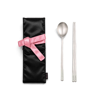 [Blackpink|بلاكبينك] (Set) BLACKPINK - Heritage Collection Sujeo Cutlery Set + Satin Pouch (10th Anniversary) | بلاك بينك - طقم ملعقة وعيدان سوجو مع كيس ساتان من مجموعة التراث (الذكرى العاشرة)