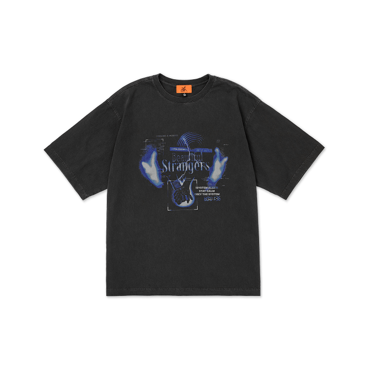 [TXT|تي اكس تي] (One) TOMORROW X TOGETHER - S/S T-Shirt (Beautiful Strangers Ver.) | تومورو × توغيذر - تيشيرت بأكمام قصيرة (نسخة Beautiful Strangers)