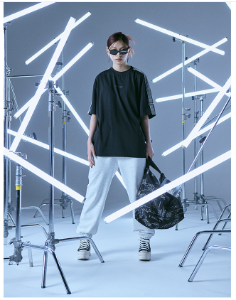 (ONE) LE SSERAFIM Oversized S/S T-shirt (Black)