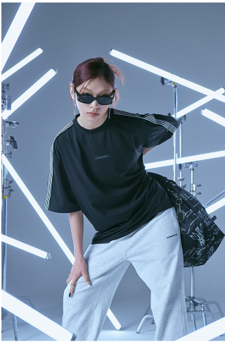 (ONE) LE SSERAFIM Oversized S/S T-shirt (Black)