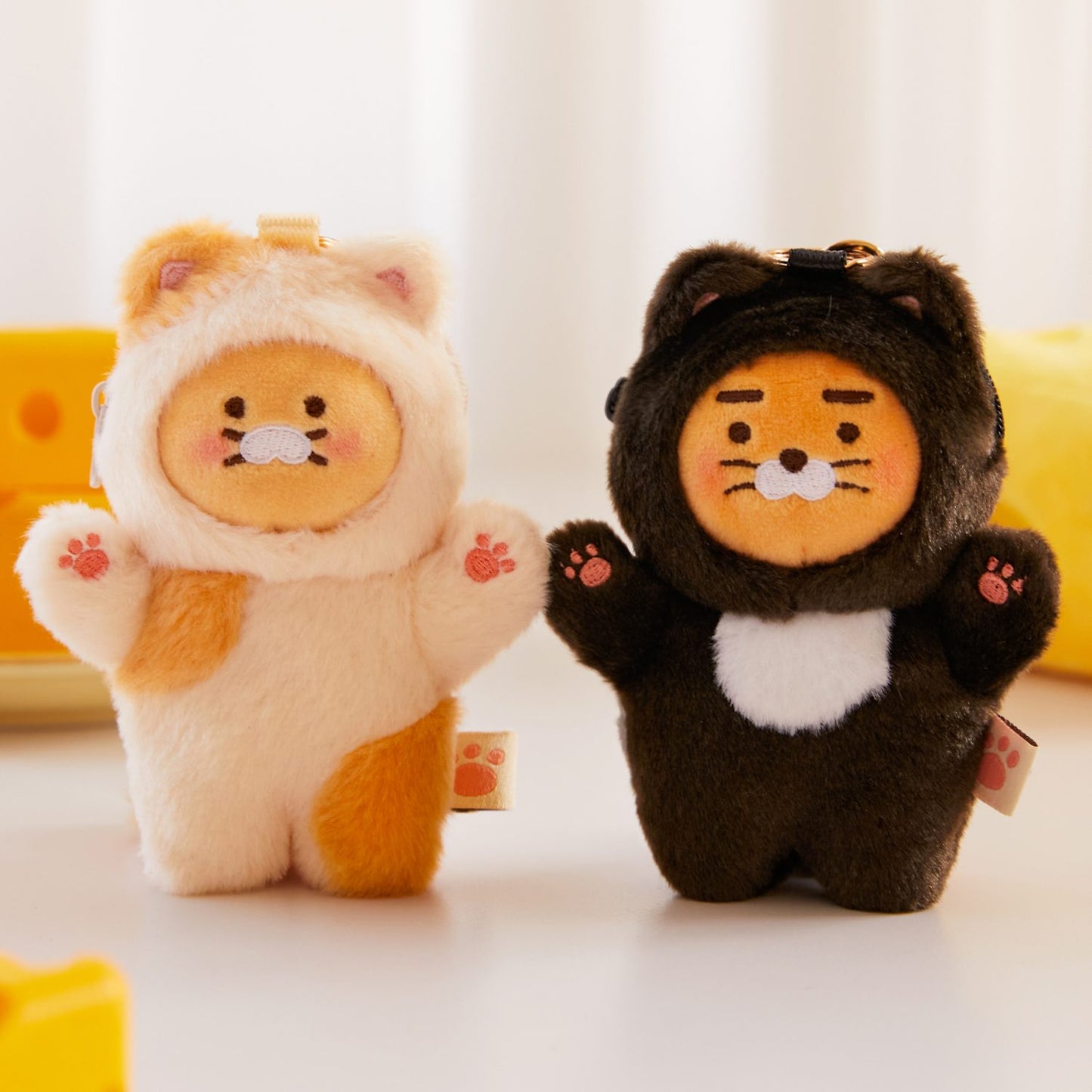 (ONE) KAKAO FRIENDS nyangnyang inhyeong seumateuki keiseu_laieon