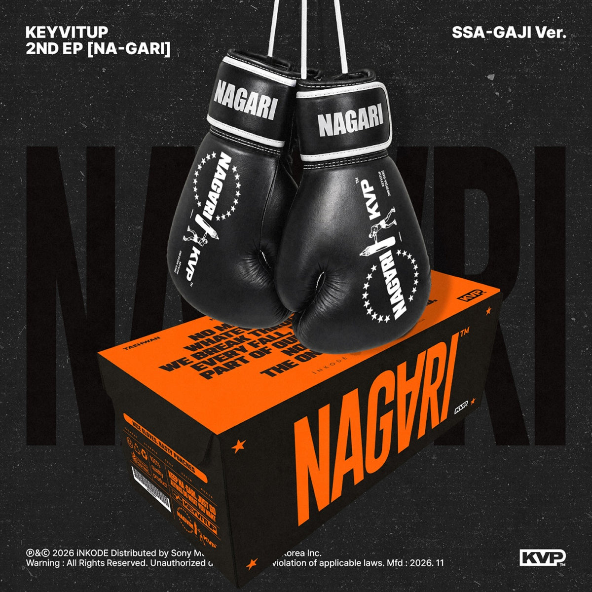 [KEYVITUP|كيبيت أب] {Kpop} (Set) KEYVITUP - The 2nd EP [NA-GARI] (SSA-GAJI Ver. with Boxing Gloves) 40 x 18 x 16 cm | كيبيت أب - الألبوم المصغّر الثاني [NA-GARI] (نسخة SSA-GAJI مع قفازات ملاكمة) ‏٤٠ × ١٨ × ١٦ سم