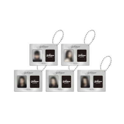[MEOVV|ميياو] {Kpop} (One) MEOVV - ID Photo Keyring (BITE NOW Pop-up) | ميياو - ميدالية صورة شخصية