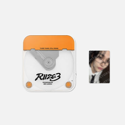 [RIIZE|رايز] {Kpop} (Set) RIIZE - 3rd Anniversary Bluetooth CD Player Set 13.5 x 13.5 x 2.2 cm + Photo Card | رايز - طقم مشغّل الأقراص بالبلوتوث للذكرى السنوية الثالثة ١٣٫٥ × ١٣٫٥ × ٢٫٢ سم + بطاقة صورة