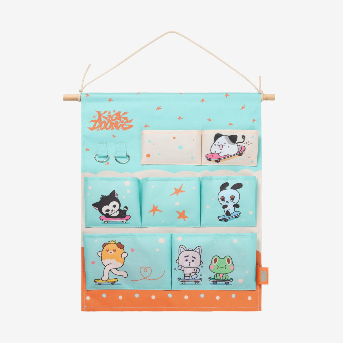 [KickFlip|كيك فليب] {Kpop} (One) KICKFLIP - KICKDOONGS Hanging Pocket 37 x 50 cm + Wooden Dowel & Rope (KICK OFF THE WALL Pt.1 Pop-Up Store) | كيك فليب - جيب معلّق كيك دونغز 37 × 50 سم + عصا خشبية وحبل (متجر كيك أوف ذا وول الجزء الأول المؤقت)