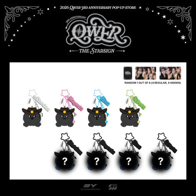 [QWER|كيو دبليو إي آر] {Kpop} (One) QWER - Starsign Rock Voice Keyring Plush 18.7 x 7.6 x 7.7 cm (Random 1 of 8) + Photo Card (3rd Anniversary Pop-Up [THE STAR SIGN]) | كيو دبليو إي آر - ميدالية مفاتيح مبطنة ناطقة (عشوائية من 8)