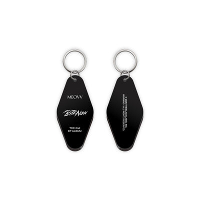 [MEOVV|ميياو] {Kpop} (One) MEOVV - Acrylic Keyring 4.5 x 9 cm (BITE NOW Pop-up) | ميياو - ميدالية مفاتيح أكريليك 4.5 × 9 سم (متجر BITE NOW المؤقت)