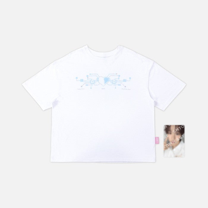 [NCT WISH|ان سي تي ويش] {Kpop} (Set) NCT WISH - T-Shirt (Free Size, Chest 132 cm) + Photocard ([I SPY] Pop-up [WISH LAND]) | ان سي تي ويش - تي شيرت (مقاس حر، الصدر ١٣٢ سم) + بطاقة صورة (متجر [WISH LAND] المؤقت)