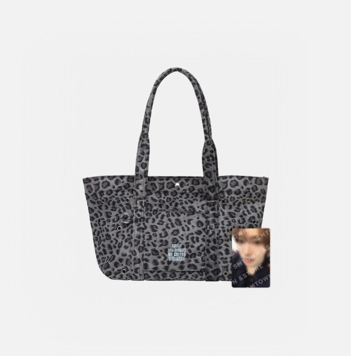 [YESUNG|ييسونغ] {Kpop} (Set) YESUNG - Leopard Shoulder Bag + Photo Card (10th Anniversary Tour) | ييسونغ - حقيبة كتف بنقشة النمر + بطاقة صور