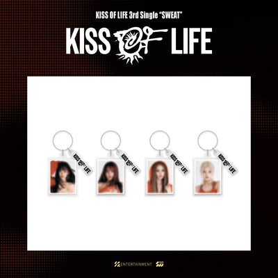 [KISS OF LIFE|كيس أوف لايف] {Kpop} (One) KISS OF LIFE - Gacha Acrylic ID Photo Keyring 4.2 x 5.1 cm (Random 1 of 4) (Pop-Up [SWEAT]) | كيس أوف لايف - ميدالية أكريليك بصورة شخصية ٤٫٢ × ٥٫١ سم (واحدة عشوائية من ٤) (بوب أب [سويت])