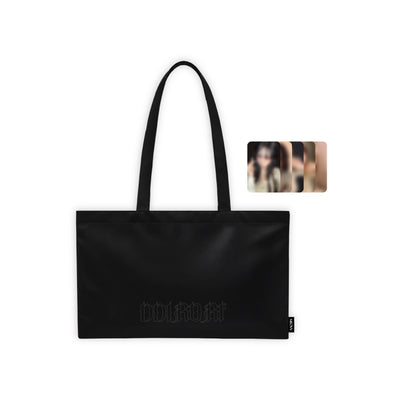 [MEOVV|ميياو] {Kpop} (Set) MEOVV - Shopper Bag 50 x 28 cm + 5 Photocards (BITE NOW Pop-up) | ميياو - حقيبة تسوّق 50 × 28 سم + 5 بطاقات صور (متجر BITE NOW المؤقت)