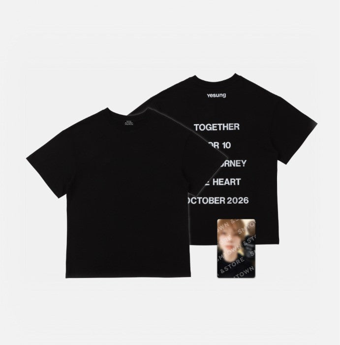 [YESUNG|ييسونغ] {Kpop} (Set) YESUNG - T-Shirt + Photo Card (Where We Are Ver.) (10th Anniversary Tour) | ييسونغ - تي شيرت + بطاقة صور (نسخة Where We Are) (جولة الذكرى العاشرة)