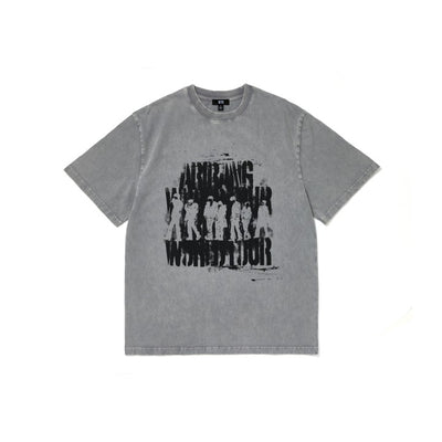 [BTS|بانتقان] (One) BTS - S/S Photo T-Shirt (Gray) (WORLD TOUR 'ARIRANG' 2nd Drop) | بي تي اس - تي شيرت قصير الأكمام بطبعة صور (رمادي) (جولة ARIRANG العالمية - الإصدار الثاني)
