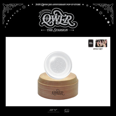 [QWER|كيو دبليو إي آر] {Kpop} (Set) QWER - Mood Light Glass Ball 80 mm + Wooden Stand 100 x 45 mm + 4 Photo Cards (3rd Anniversary Pop-Up [THE STAR SIGN]) | كيو دبليو إي آر - ضوء مزاجي كرة زجاجية مع قاعدة خشبية و4 بطاقات صور