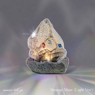 [NMIXX|إن ميكس] {Kpop} (One) NMIXX - The 6th EP [Strange Muse] (Light Ver.) | إن ميكس - الألبوم المصغّر السادس [Strange Muse] (نسخة الإضاءة)