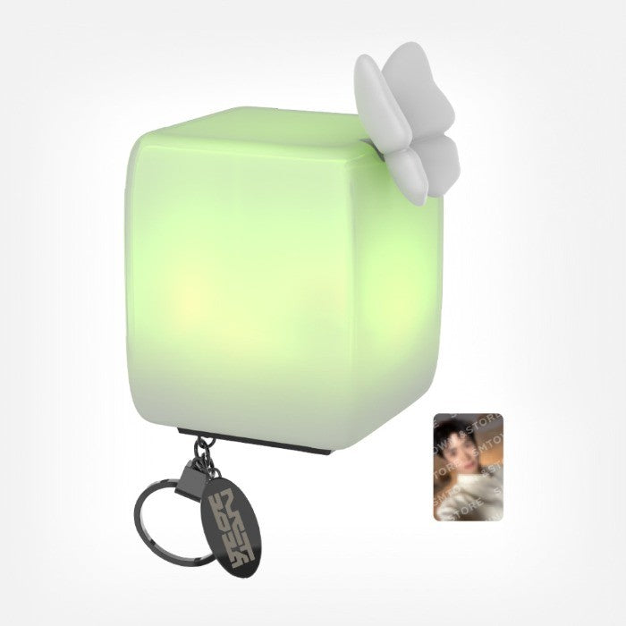 [NCT|ان سي تي] (Set) NCT - Neo-Core Mood Light Keyring + Photocard (NCT 10th Anniversary [NCT 2026] Exhibition : Neo Dimension) | ان سي تي - ميدالية إضاءة Neo-Core + بطاقة صورة (معرض NCT 2026 للذكرى العاشرة : نيو دايمنشن)