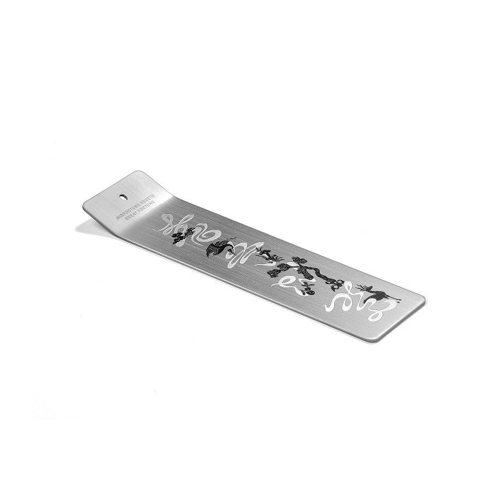 [BTS|بانتقان] (One) BTS - Stainless Steel Incense Holder 16.9 x 4.4 x 0.9 cm (2026 BTS DALMAJUNG x MU:DS) | بي تي اس - حامل بخور من الستانلس ستيل ١٦٫٩ × ٤٫٤ × ٠٫٩ سم (مجموعة 2026 BTS دالماجونغ × MU:DS)