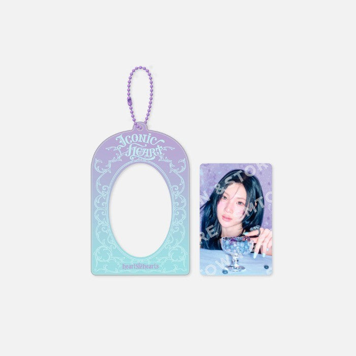 [Hearts2Hearts|هارتس تو هارتس] {Kpop} (One) HEARTS2HEARTS - Photo Card Holder [ICONIC HEART] | هارتس تو هارتس - حامل بطاقة صور