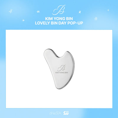 [KIM YONG BIN|كيم يونغ بين] {Kpop} (Set) KIM YONG BIN - Stainless Gua Sha Facial Tool 6 x 8.5 cm + Pouch (POP-UP [LOVELY BIN DAY] Official MD) | كيم يونغ بين - أداة قوا شا للوجه من الستانلس 6 × 8.5 سم + كيس (ميرش بوب-أب [لافلي بين داي] الرسمي)