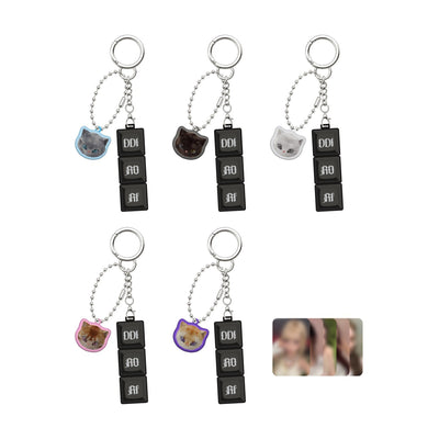 [MEOVV|ميياو] {Kpop} (Set) MEOVV - Keycap Keyring 2 x 12 cm + Photocard (BITE NOW Pop-up, Member Select) | ميياو - ميدالية مفاتيح بشكل زر لوحة المفاتيح + بطاقة صور (متجر BITE NOW المؤقت، اختيار العضو)