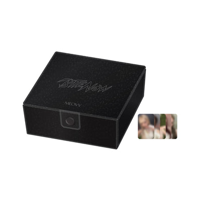 [MEOVV|ميياو] {Kpop} (Set) MEOVV - Collect Case 11.5 x 9.5 x 4.5 cm + 5 Photocards (MEOVV THE 2nd EP ALBUM [BITE NOW] Pop-up) | ميياو - علبة تجميع ١١٫٥ × ٩٫٥ × ٤٫٥ سم + ٥ بطاقات صور