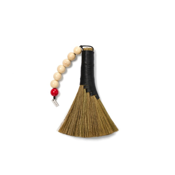 [BTS|بانتقان] (One) BTS - Mini Broom 12 x 16 x 2 cm, Eulalia Grass with Wood Beads (2026 BTS DALMAJUNG x MU:DS) | بي تي اس - مكنسة صغيرة ١٢ × ١٦ × ٢ سم، عشب الإيولاليا مع خرز خشبي (مجموعة 2026 BTS دالماجونغ × MU:DS)