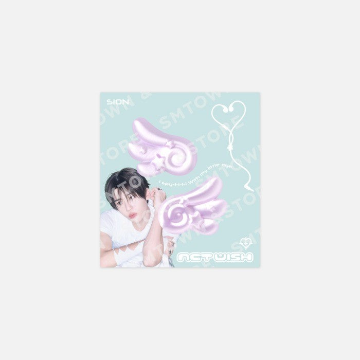 [NCT WISH|ان سي تي ويش] {Kpop} (One) NCT WISH - Random Earphone Charm 3 x 2.6 x 1.3 cm ([I SPY] Pop-up [WISH LAND]) | ان سي تي ويش - تعليقة سماعات عشوائية ٣ × ٢٫٦ × ١٫٣ سم (متجر [WISH LAND] المؤقت)