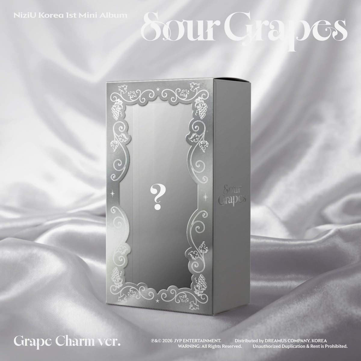 [NiziU|نيزيو] {Kpop} (One) NiziU - Korea 1st Mini Album [Sour Grapes] (Grape Charm Ver., FANS ALBUM) | نيزيو - الألبوم المصغّر الكوري الأول [ساور غرايبس] (نسخة تعليقة العنب)