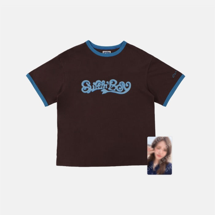 [Red Velvet|ريد فيلفيت] {Kpop} (One) RED VELVET - Ringer T-Shirt Set (T-Shirt + Photocard) (Velvet Summer) | ريد فيلفيت - طقم تيشيرت رينجر (تيشيرت + فوتوكارد) (فيلفيت سمر)