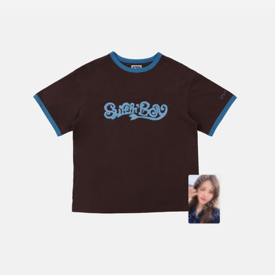 [Red Velvet|ريد فيلفيت] {Kpop} (One) RED VELVET - Ringer T-Shirt Set (T-Shirt + Photocard) (Velvet Summer) | ريد فيلفيت - طقم تيشيرت رينجر (تيشيرت + فوتوكارد) (فيلفيت سمر)