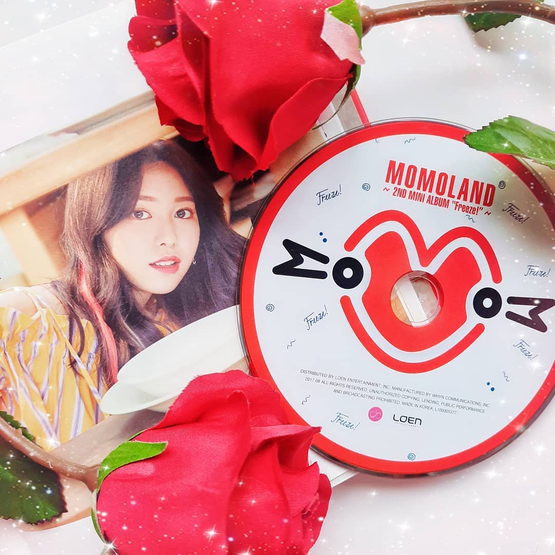  (One) MOMOLAND 5th Mini Album - Show Me/ I'm So Hot  CD +  Poster مامولند فرقه  قدمت هذا الالبوم يحتوي على اثنين وخمسين صفحه /صوره فوتوغرافيه عدد اثنين /وملصقين