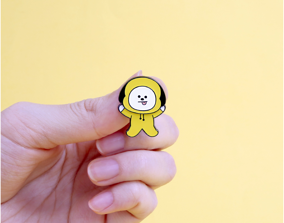 (One) BT21 -  Swing pin badgeمداليا دبوس المتأرجح علقها على قبعتك معطفك