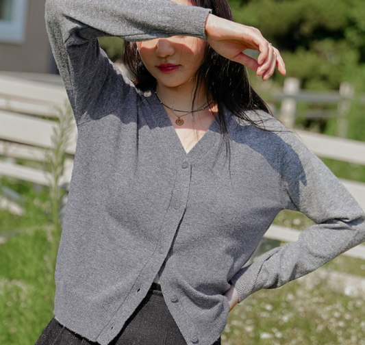 كنزة صوف يازرار لمجموعة الخريف | (ONE) [CARDIGAN] Roaz Soft V Neck Knit Cardigan